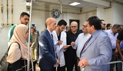 رئيس جامعة بني سويف يطمئن على الطلاب المصابين في حادث ميكروباص بطريق الفيوم