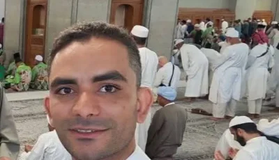 وصل والده المطار للعُمرة وفاضت روحه.. مشهد مـؤثر بلحظة دفـن “شاب أسيوط البار”